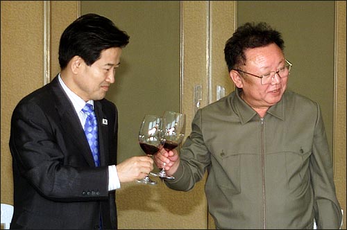 정동영 통일부장관과 김정일 국방위원장이 6월 17일 면담 뒤 가진 오찬에서 건배하고 있다. 